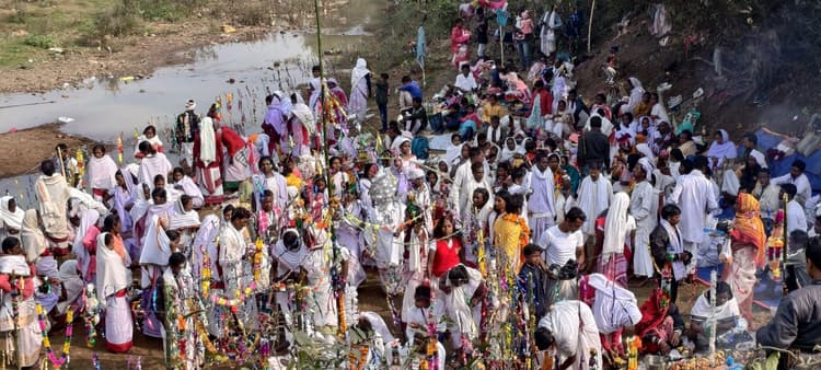 साफाहोड़ समाज ने मकर संक्रांति पर परगना नदी में लगाई आस्था की डुबकी