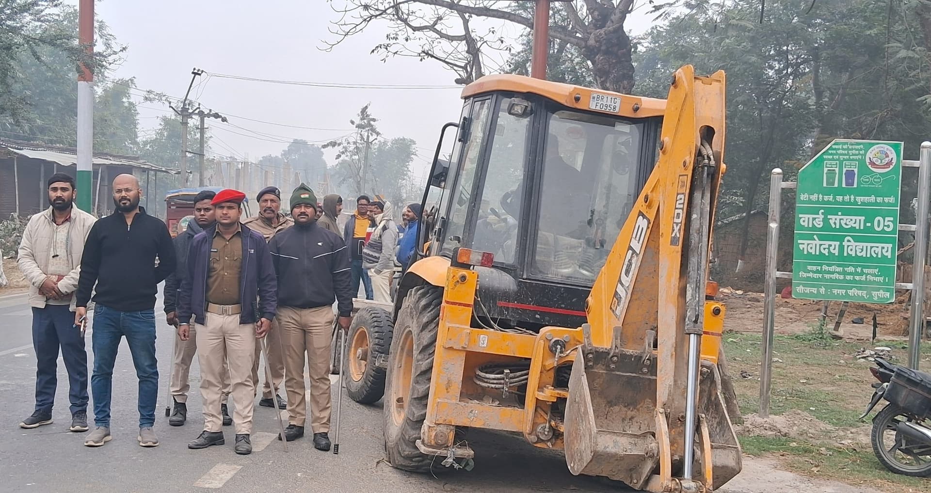 सीएम के आगमन को लेकर सड़क किनारे से खाली कराया गया अतिक्रमण