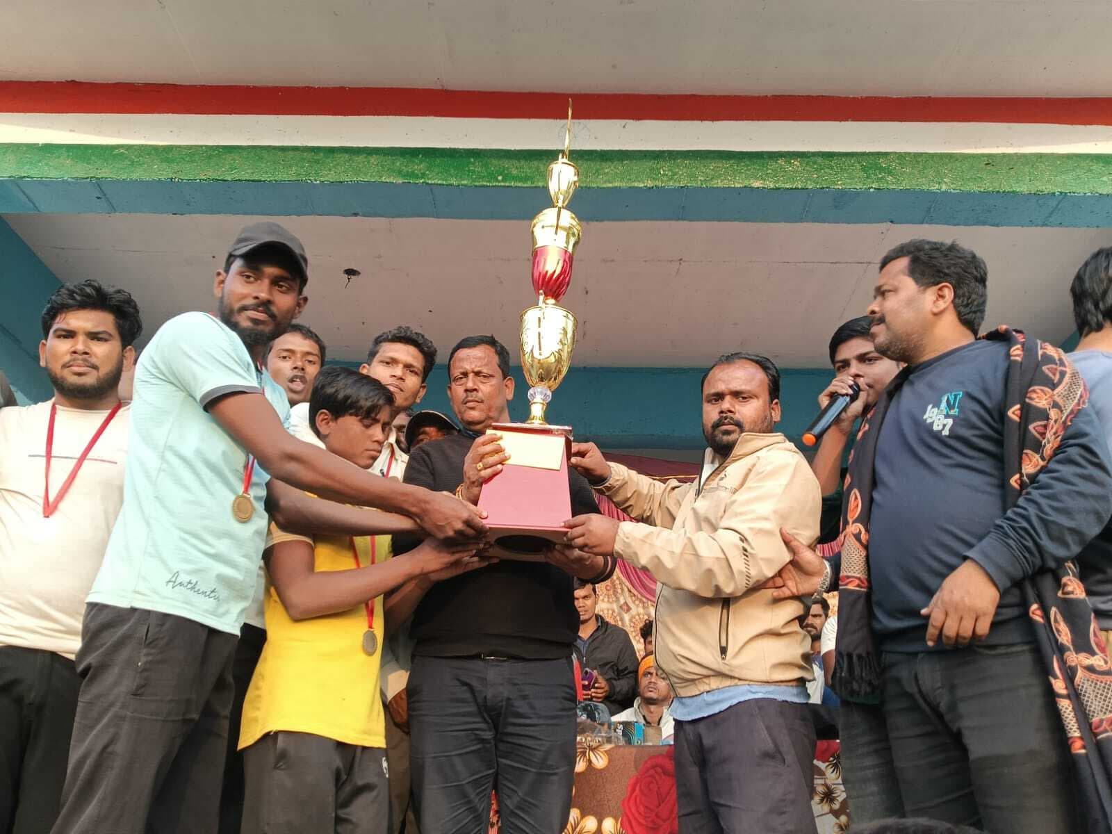 क्रिकेट टूर्नामेंट में मुरलीगंज को हरा दिवरा बाजार ने जमाया ट्रॉफी पर कब्जा