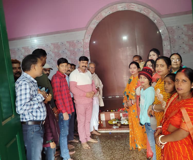 मकर संक्रांति पर सिंहनान दुर्गा मंदिर में लगाया खिचड़ी का भोग