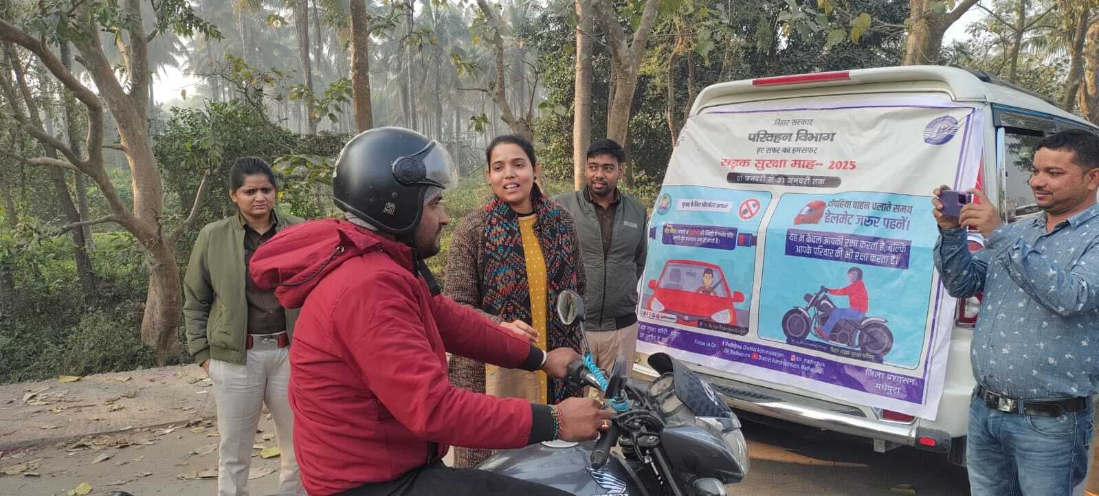 डीटीओ ने सड़क सुरक्षा सप्ताह को लेकर बांटी चॉकलेट