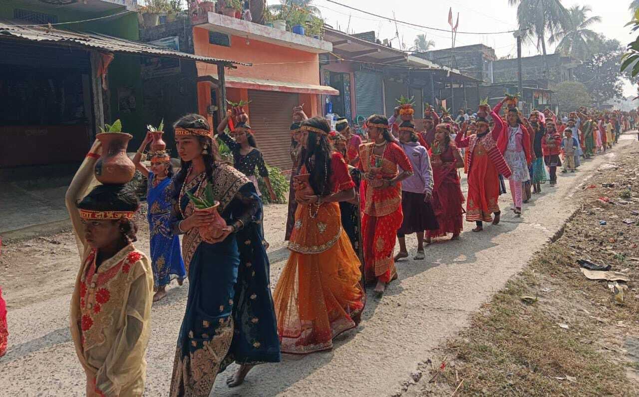 कलश यात्रा के साथ प्रारंभ हुआ नौ दिवसीय नवाह यज्ञ