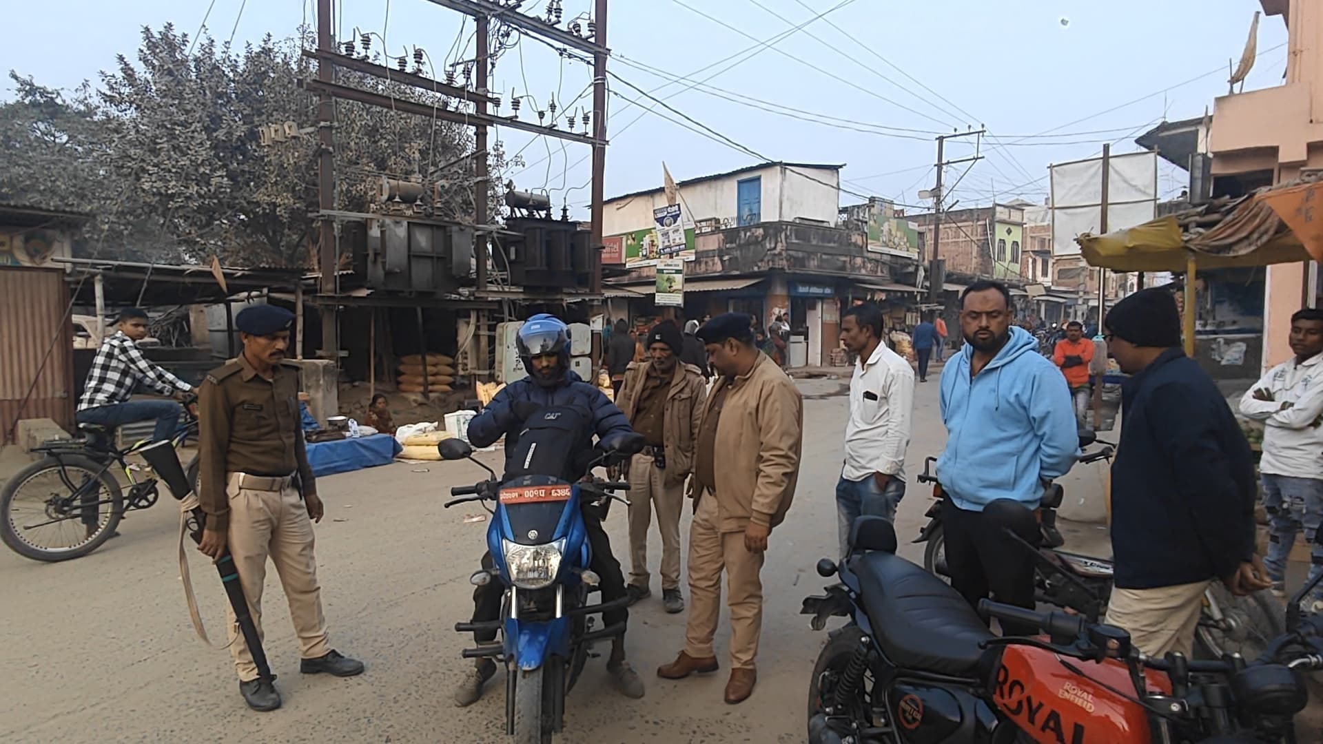 गोलचौक पर चलाया गया सघन वाहन जांच अभियान, वसूला गया जुर्माना