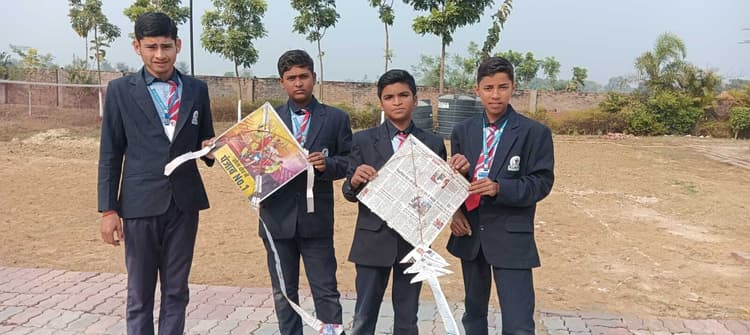 मकर संक्रांति पर बच्चों ने उड़ायी पतंग