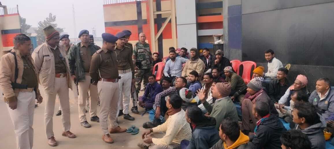 एसडीएम के आश्वासन पर बॉटलिंग प्लांट के मजदूरों से की हड़ताल समाप्त