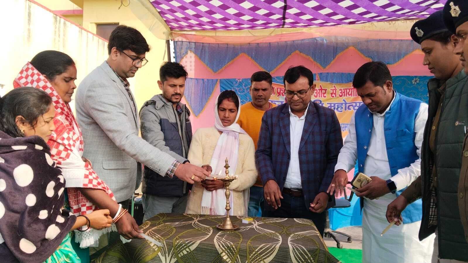 स्कूली बच्चों ने की पतंगबाजी, संगीत की प्रस्तुति दी