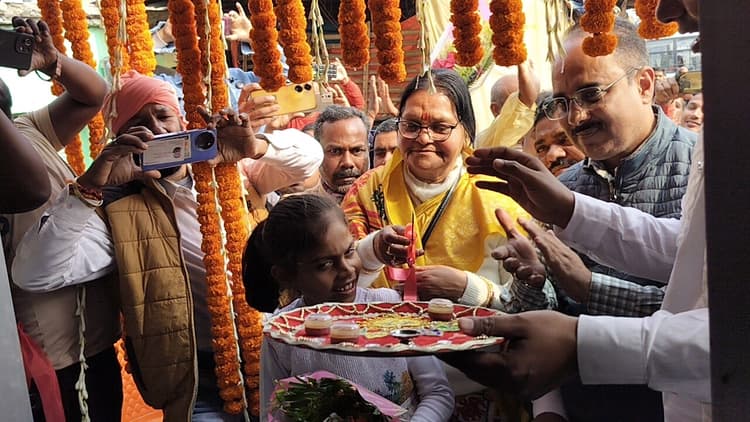 Gaya News : आधुनिक सुविधाओं से लैस प्राइवेट बस पड़ाव का यात्री शेड लोगों के लिए चालू