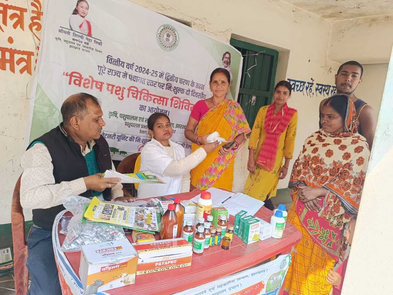 विशेष पशु चिकित्सा शिविर में मवेशियों की हुई जांच