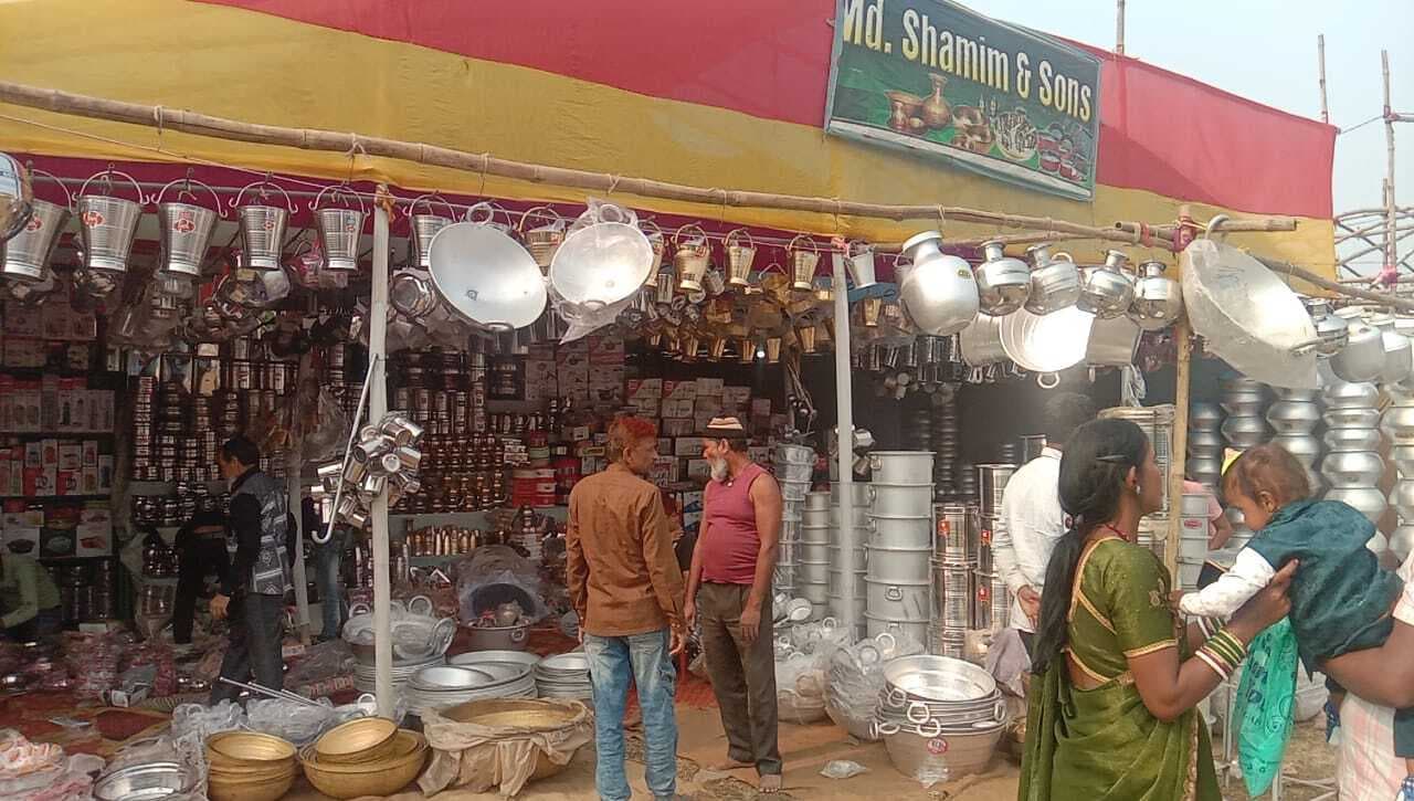 श्रद्धालुओं ने मकर संक्रांति पर नदी में लगायी डुबकी