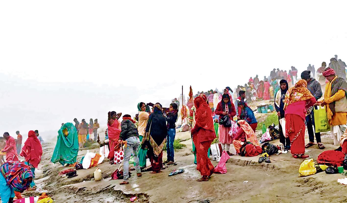 श्रद्धालुओं ने गंगा में लगायी आस्था की डुबकी