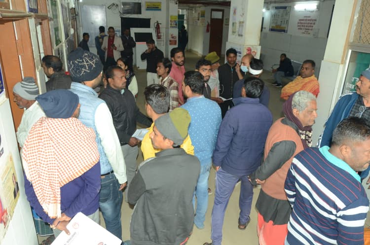 Deoghar News : छोटे बच्चे व बुजुर्गों को बीमार कर रही सर्द हवा, अस्पतालों में बढ़े मरीज