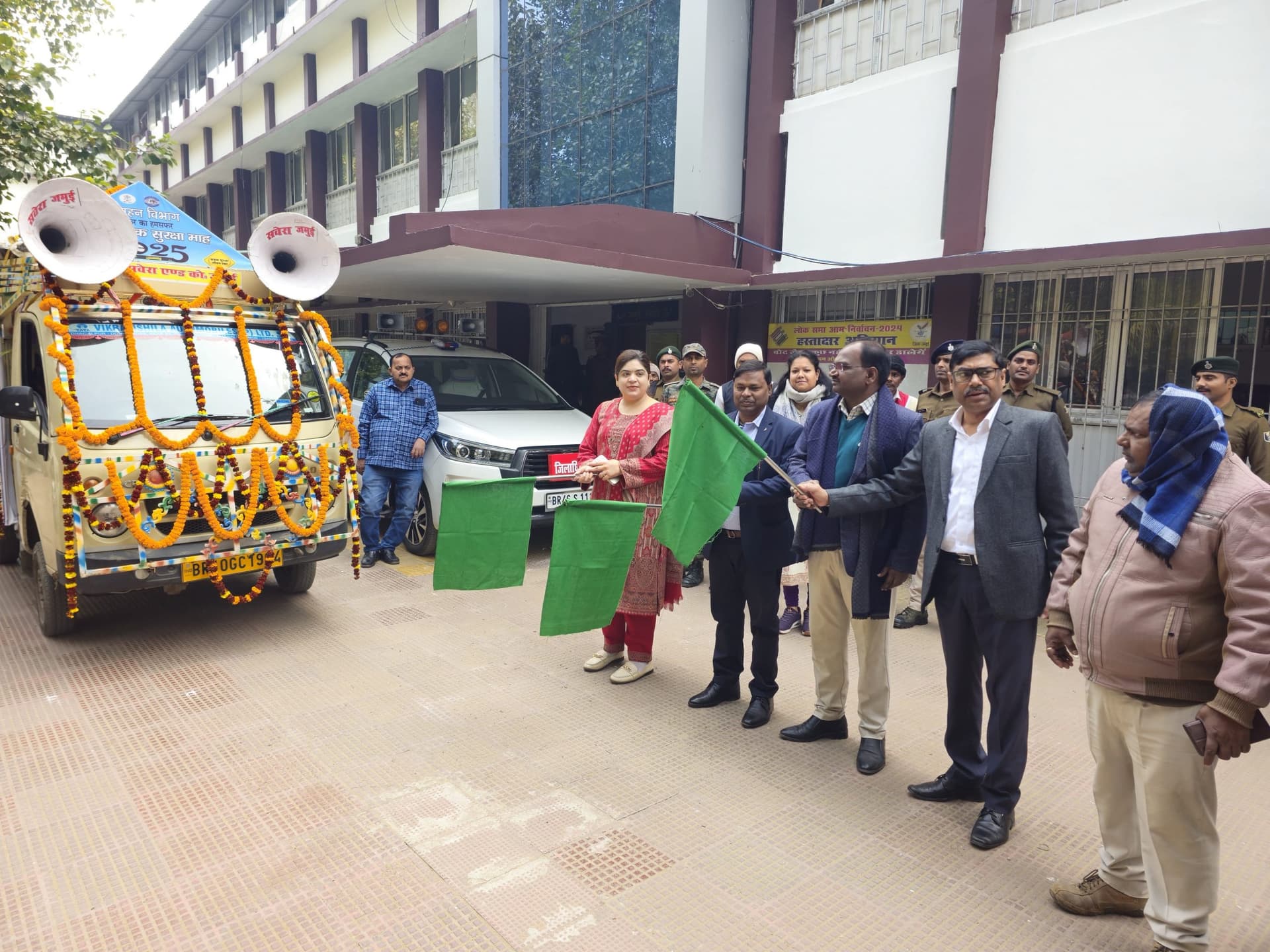 सुरक्षित जीवन के लिए सड़क सुरक्षा के नियमों का पालन करना आवश्यक: डीएम