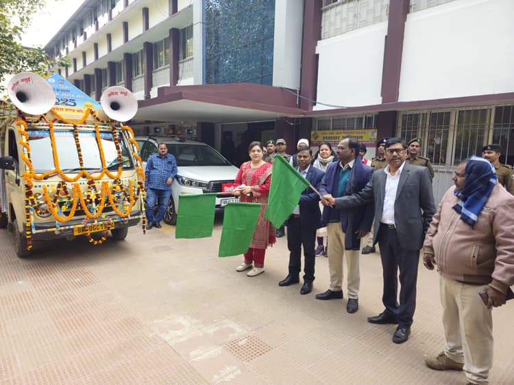 सुरक्षित जीवन के लिए सड़क सुरक्षा के नियमों का पालन करना आवश्यक: डीएम