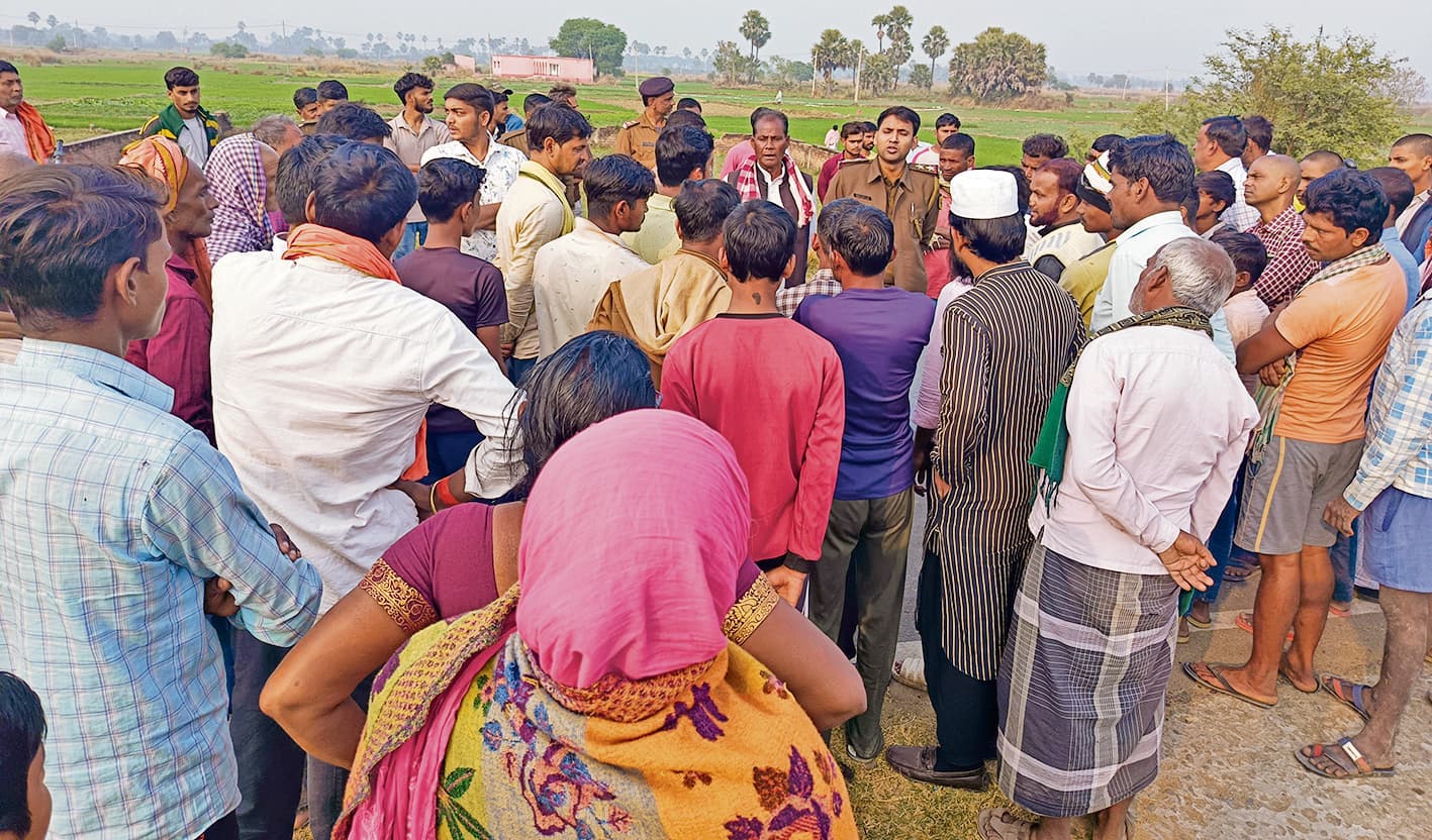 महिला का शव घर के पास फेंक कर भाग गये परिजन