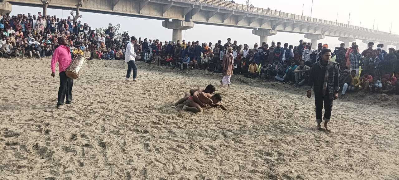 पौष पूर्णिमा मेले के पहले दिन एक दर्जन पहलवानों ने दंगल में किया जोर आजमाइश
