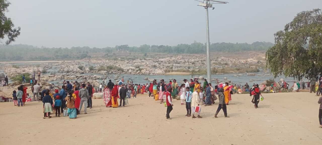 उत्तरवाहिनी बराकर नदी में श्रद्धालुओं ने किया पवित्र स्नान