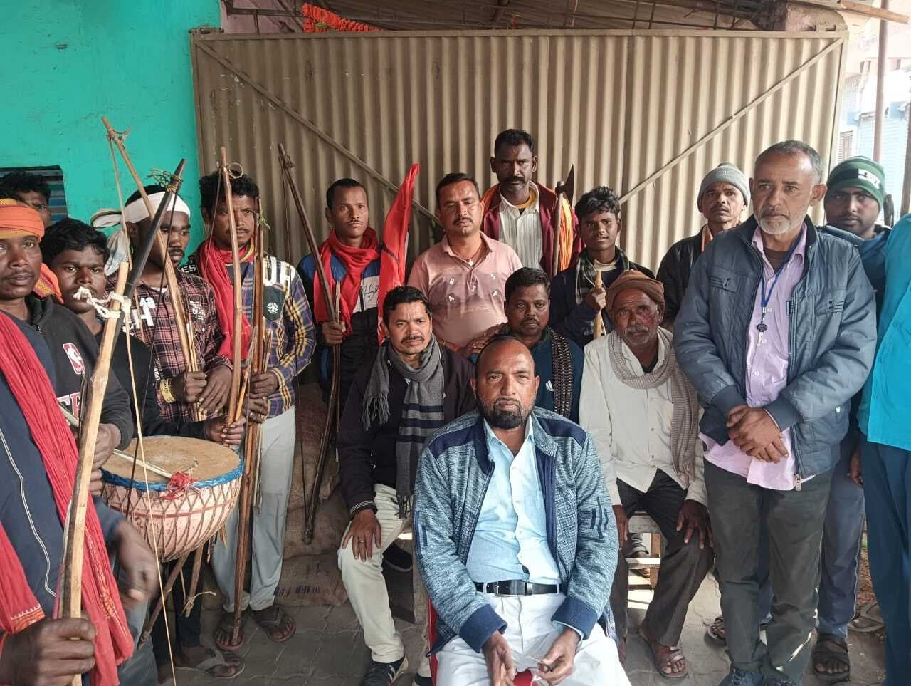 Giridih News :प्रतिबंधित मांस ले जा रहे बाइक सवार को ग्रामीणों ने पुलिस को सौंपा