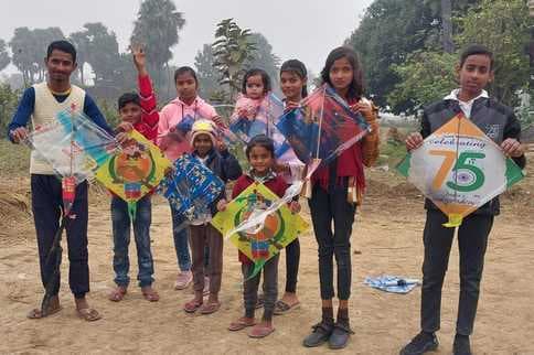 महागामा में मकर संक्रांति पर बच्चो ने उड़ाया पतंग