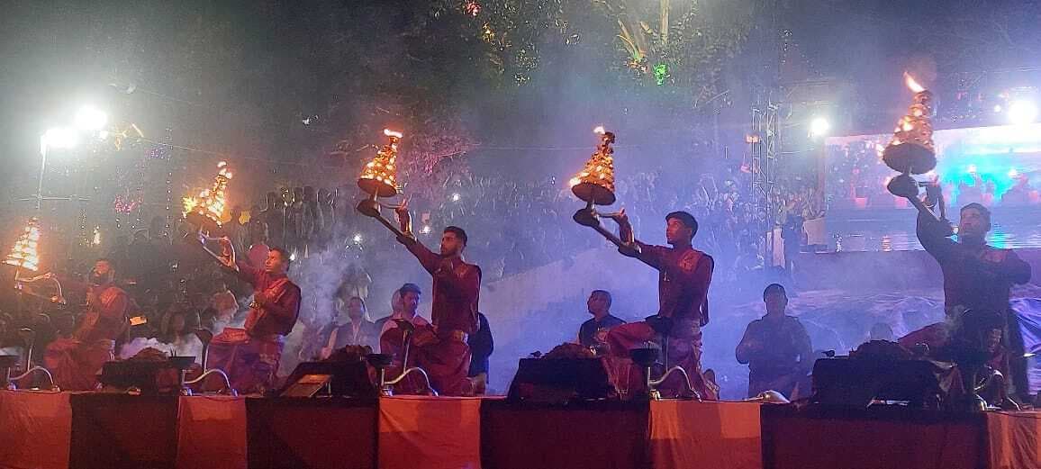 Chaibasa News : वैतरणी तट पर गंगा महाआरती, दुल्हन की तरह सजा रामेश्वरम मंदिर