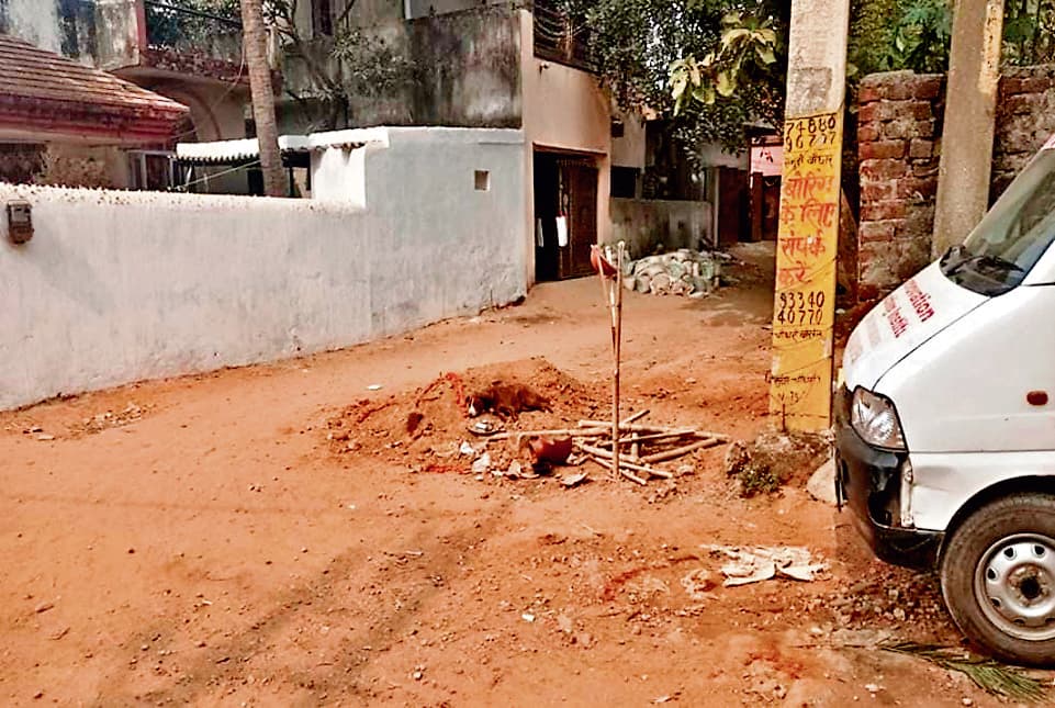 Ranchi News : रोड के बीच में शव दफनाया, हंगामा