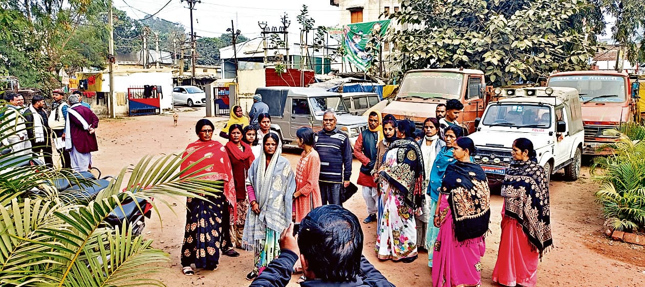 Ranchi News : हत्या के आरोपियों की गिरफ्तारी के लिए थाना में प्रदर्शन