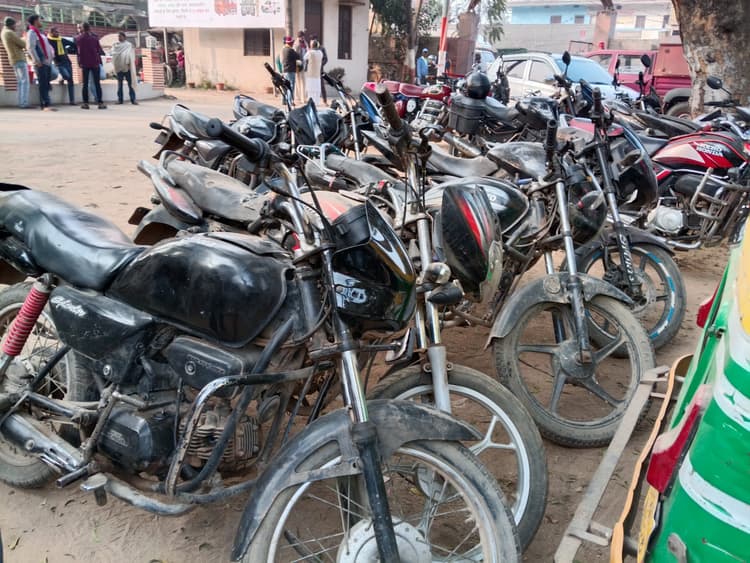 गैराज से चोरी की 24 बाइक बरामद, दो गिरफ्तार