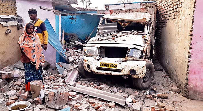 Dhanbad News : मजदूर के घर में घुसा तेज रफ्तार अनियंत्रित पिकअप, सास की मौत, बहू गंभीर