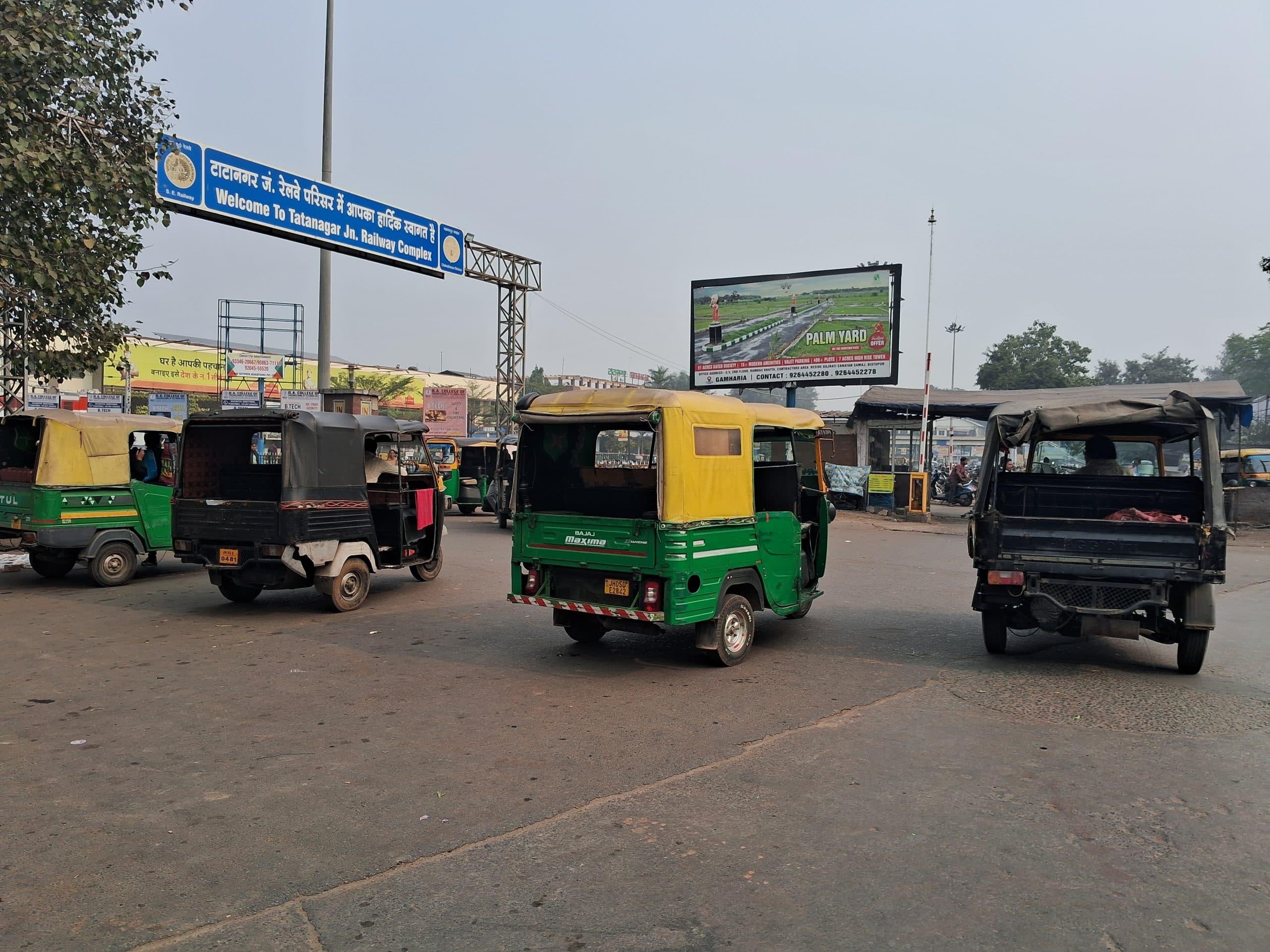 Jamshedpur News : टाटानगर रेलवे स्टेशन में अराजक स्थिति, सिस्टम की उड़ रही धज्जियां