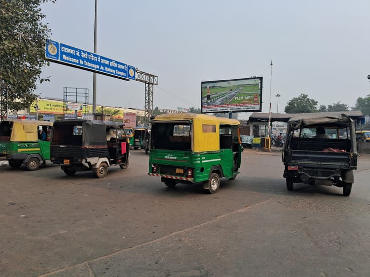 Jamshedpur News : टाटानगर रेलवे स्टेशन में अराजक स्थिति, सिस्टम की उड़ रही धज्जियां