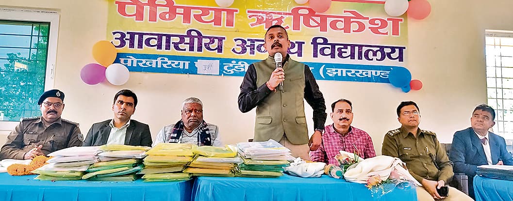 Dhanbad News:शिक्षा से ही होगा समाज का विकास : एसएसपी