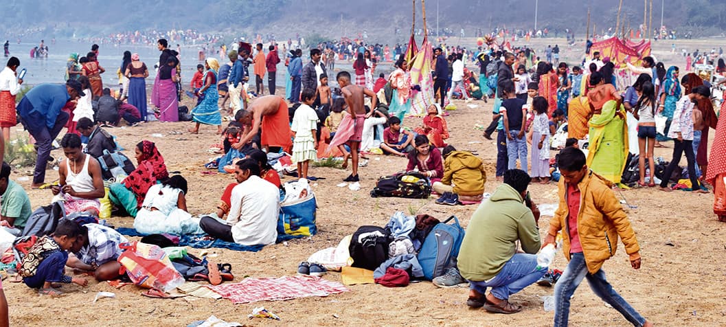 Dhanbad News: मकर संक्रांति पर लोगों ने लगायी आस्था की डुबकी