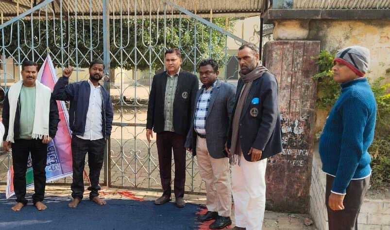 एसडीओ ने केकेएम कॉलेज के मुख्य द्वार पर लगे ताला खुलवाया