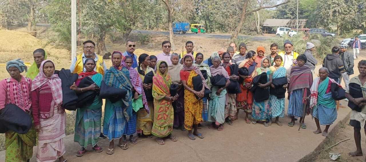 लायंस क्लब के सदस्यों ने 40 जरूरतमंदों को दिया कंबल