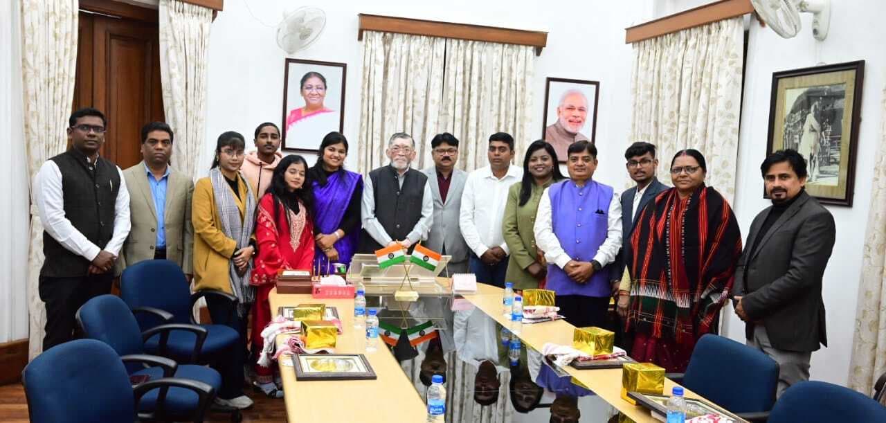Ranchi News : राष्ट्रीय युवा महोत्सव से लौटे झारखंड के प्रतिभागियों को राज्यपाल ने किया सम्मानित