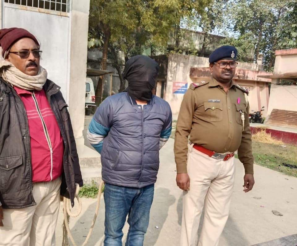 75 बोतल कफ सिरप के साथ तस्कर गिरफ्तार