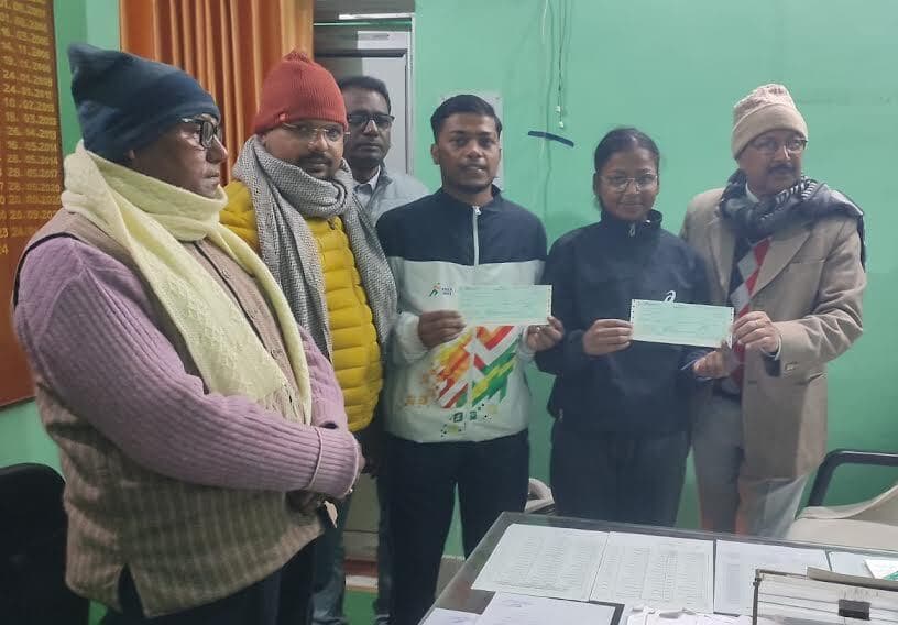 कबड्डी के खिलाड़ियों को कुलपति ने चेक देकर किया सम्मानित