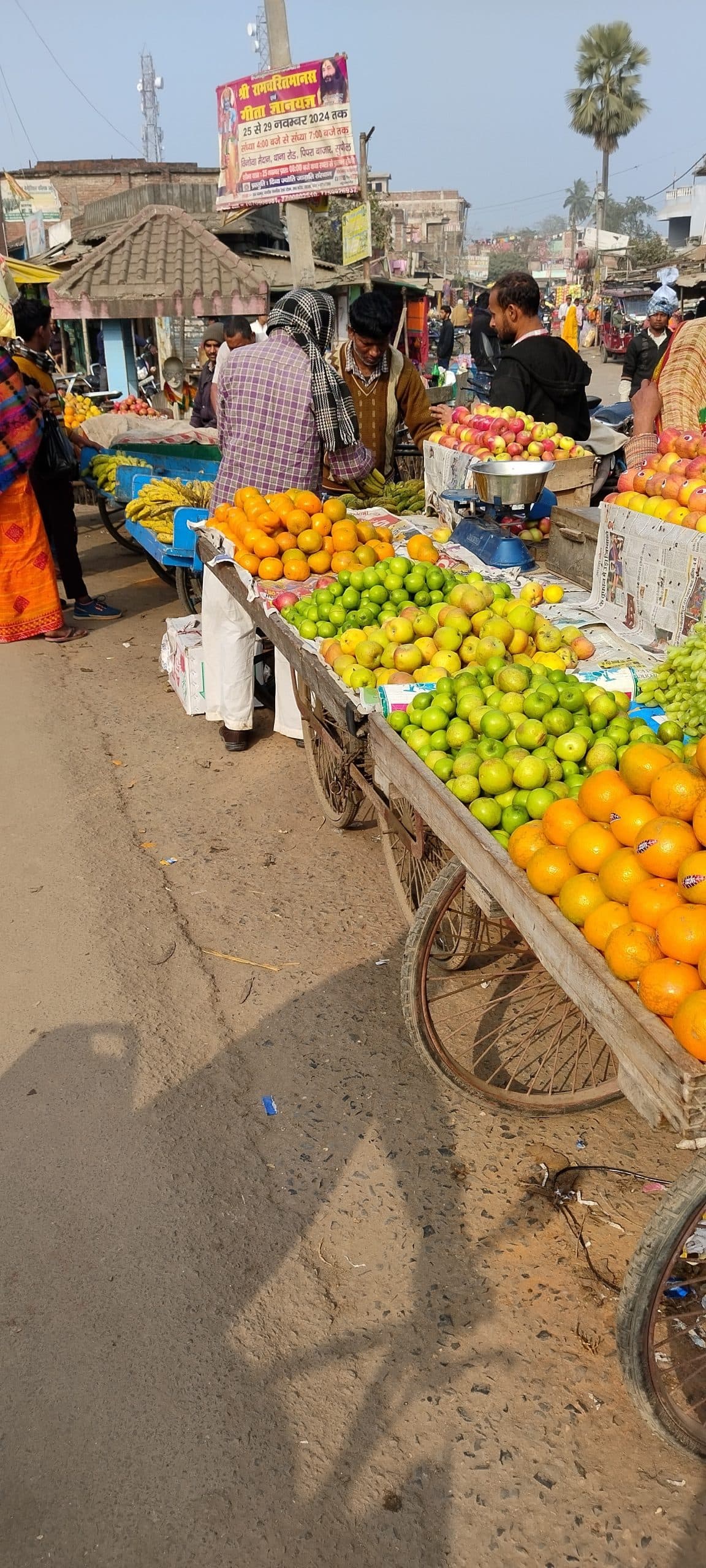 गांधी जी की प्रतिमा के आसपास गंदगी का अंबार