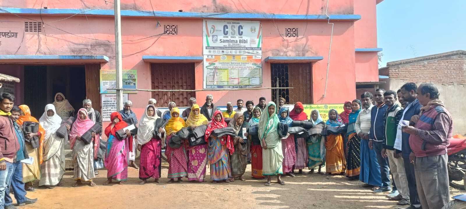 मुखिया ने जरूरतमंदों के बीच बांटे कंबल