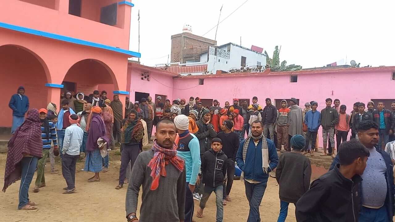 शिक्षक नेता के साथ ग्रामीणों ने की मारपीट, बाइक को किया क्षतिग्रस्त