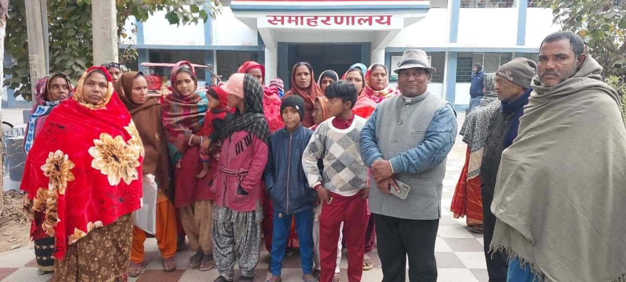 अभयपुर स्टेशन के पास बसे नट जाति के लोगों ने डीएम को सौंपा आवेदन