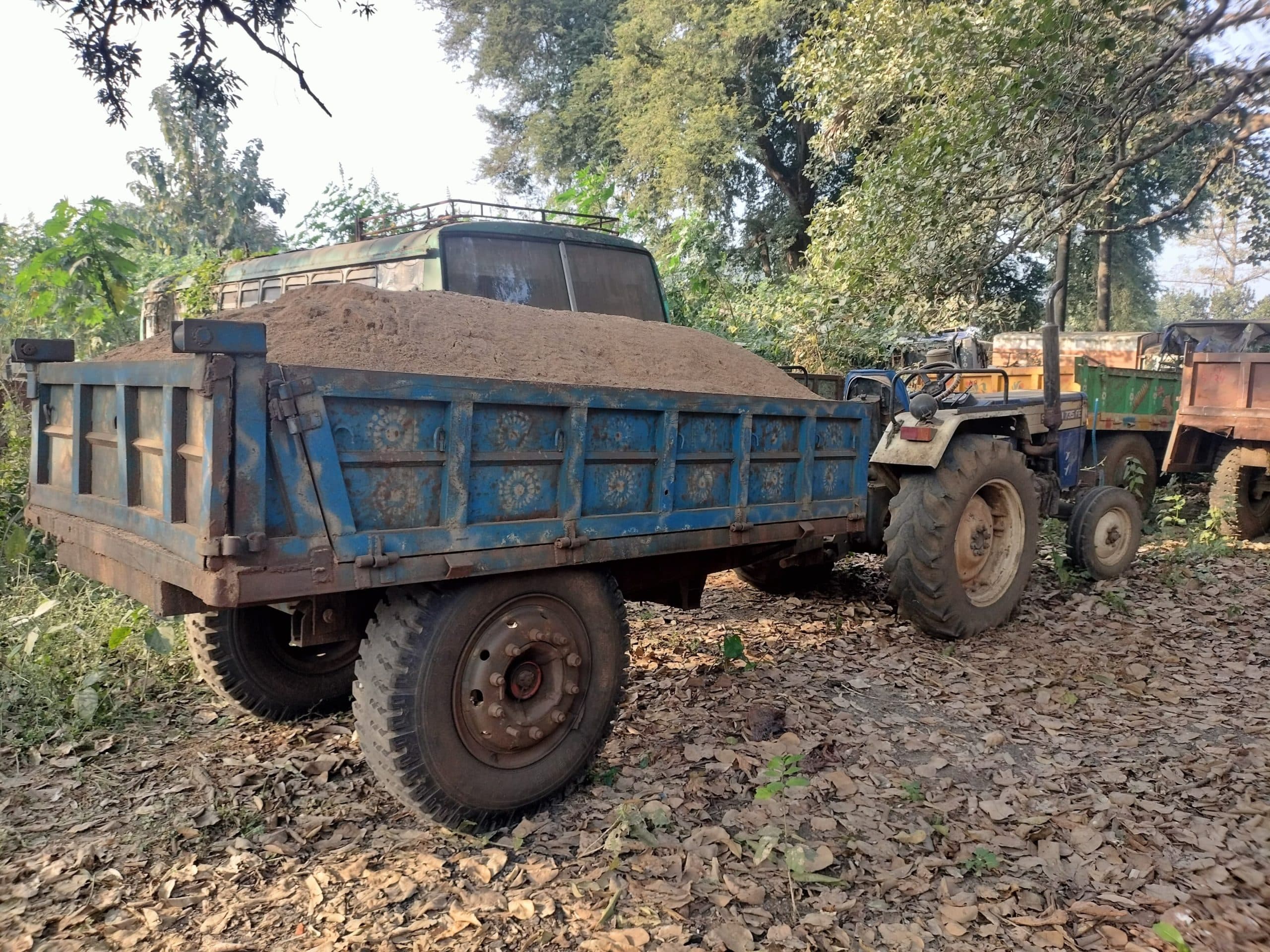 बालू लदा दो ट्रैक्टर जब्त, चालक गिरफ्तार