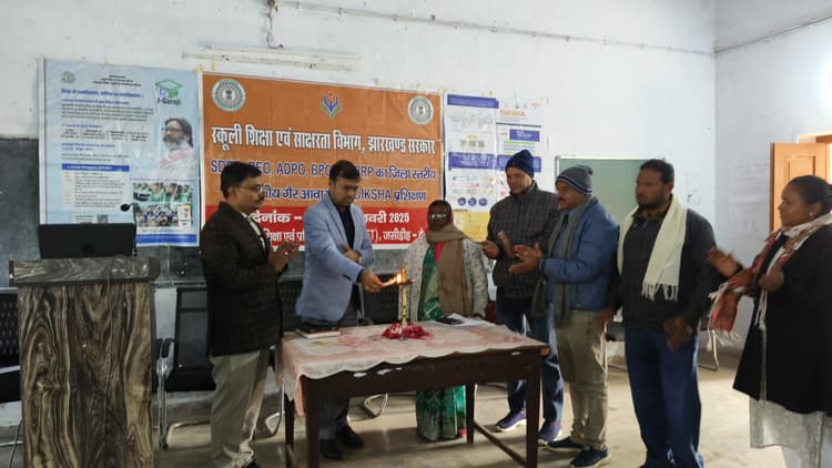 Deoghar news : ओरिएयंटेशन प्रोग्राम के जरिये शिक्षकों को डिजिटल संसाधनों के उपयोग के बारे में बताया