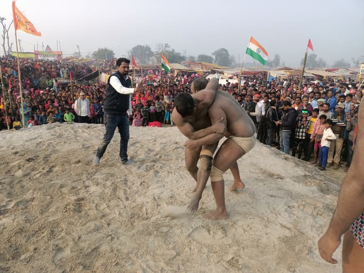 पौष पूर्णिमा के अवसर पर लगे मेला में जुट रही भारी भीड़