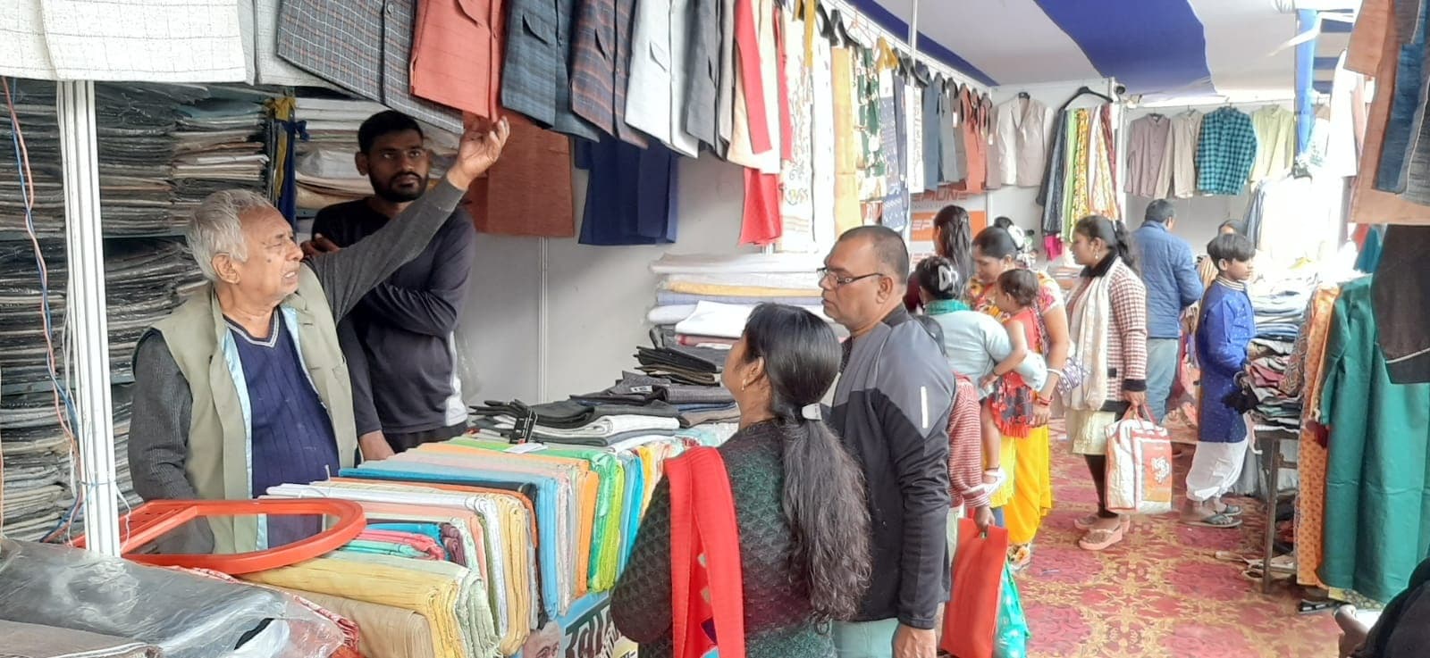 आधुनिकता के जमाने में भी युवाओं के बीच बढ़ रहा खादी का क्रेज