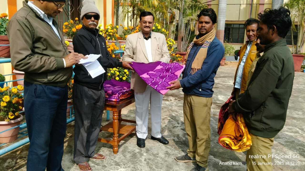 डीएवी के प्राचार्य ने जरूरतमंदों के बीच बांटे कंबल