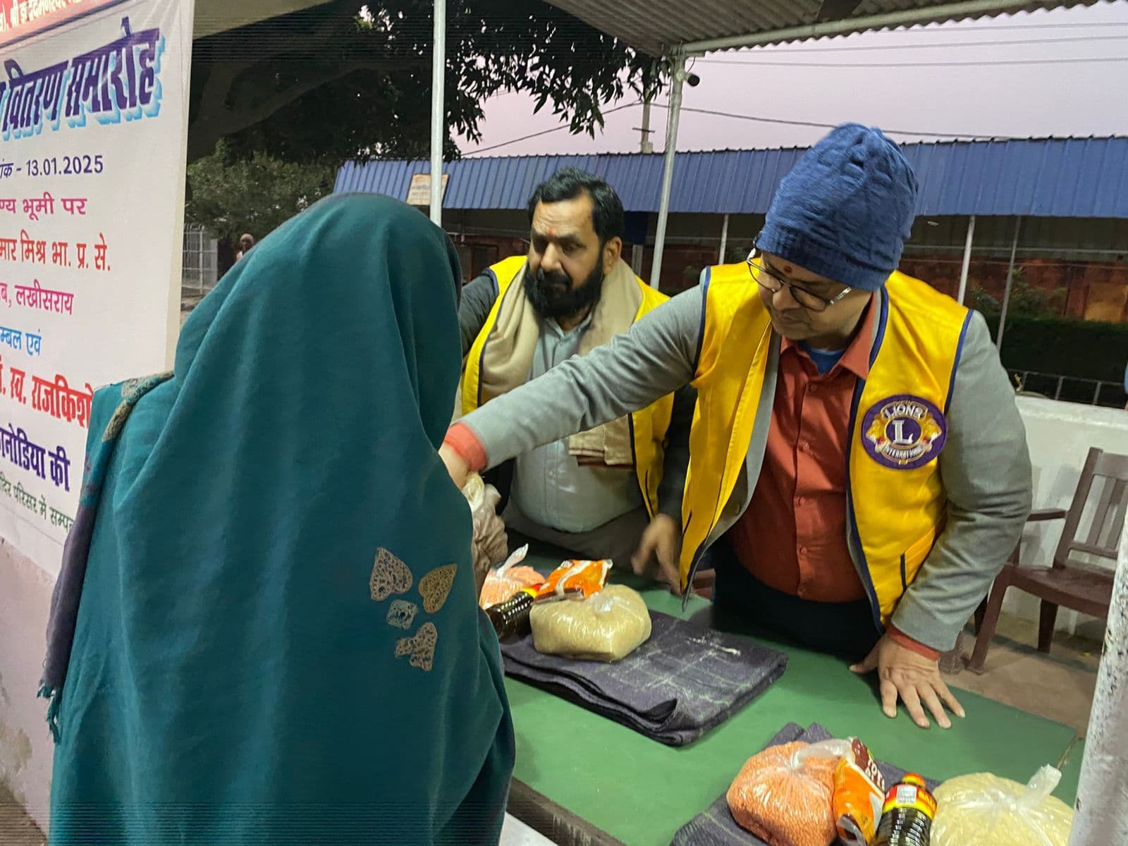 अशोक धाम में जरूरतमंदों के बीच बांटा गया कंबल