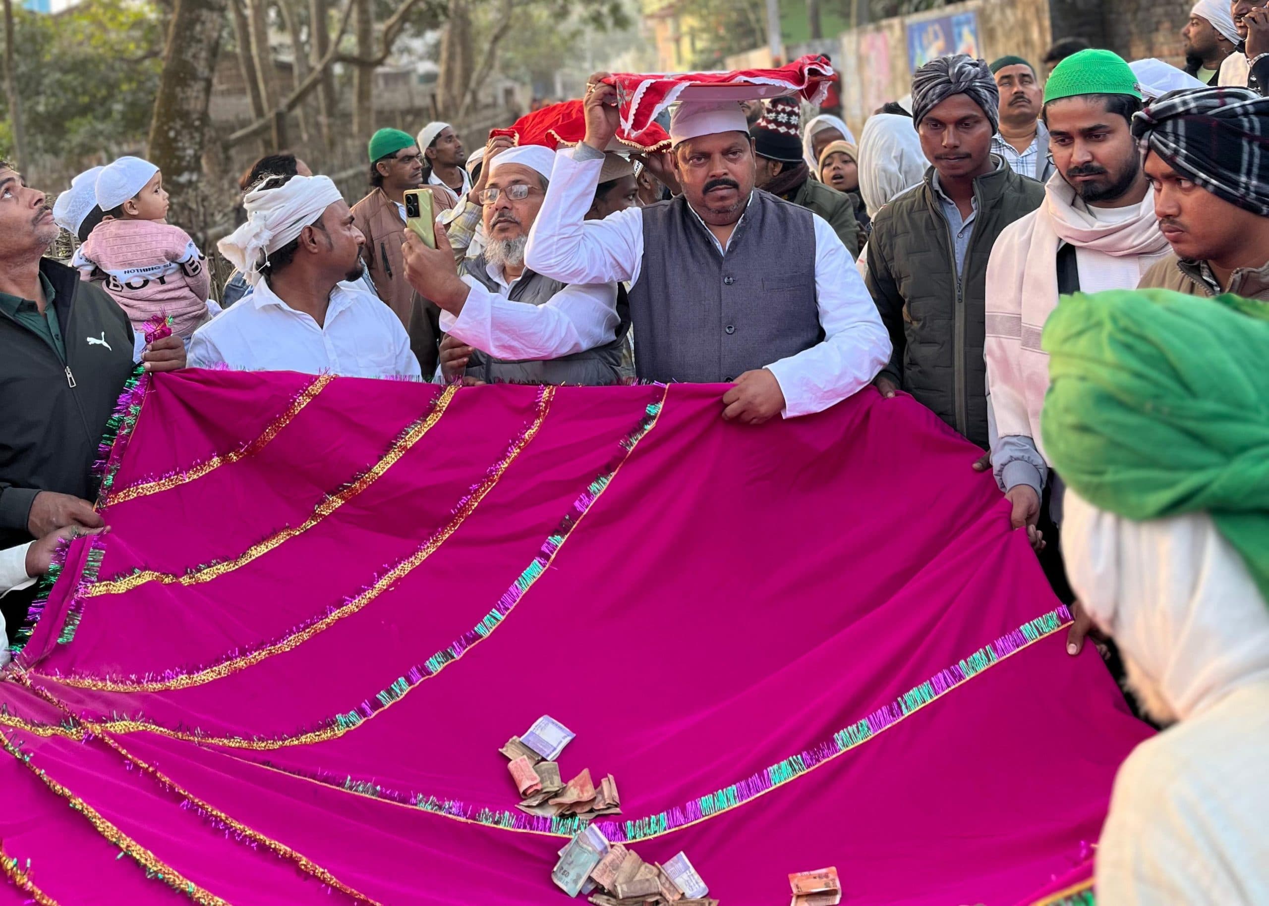 शेखपुरा में उर्स के मौके पर की गयी चादर पोशी