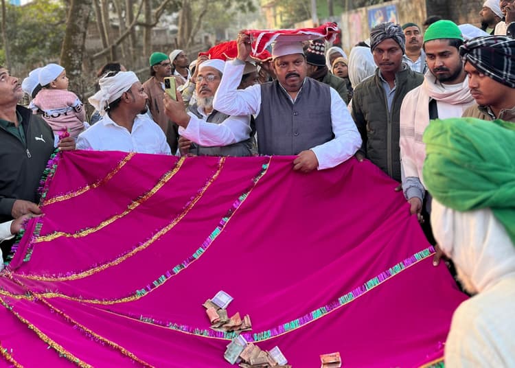 शेखपुरा में उर्स के मौके पर की गयी चादर पोशी