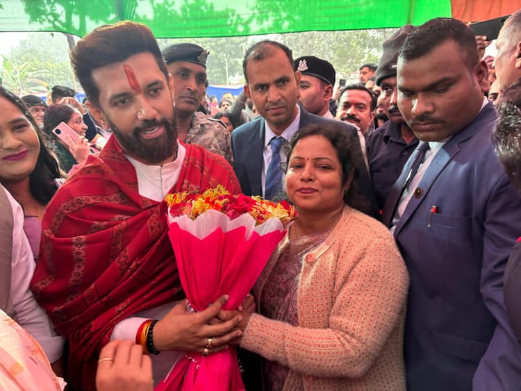 चिराग पासवान से मिलकर बारसोई की समस्याओं से कराया अवगत