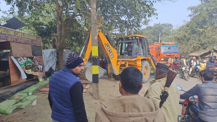 अनुमंडल कार्यालय से सिपाही चौक तक शुरू किया गया अतिक्रमण हटाओ अभियान